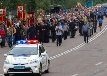 В крестный ход возле Борисполя летели бутылки и яйца
