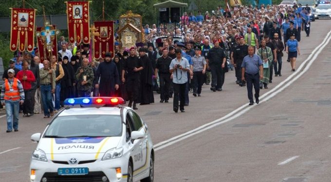 В крестный ход возле Борисполя летели бутылки и яйца