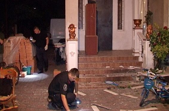 Во двор дома под Киевом бросили взрывчатку, - пресса