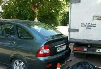 В Киеве водитель погиб, прижатый своим автомобилем к грузовику