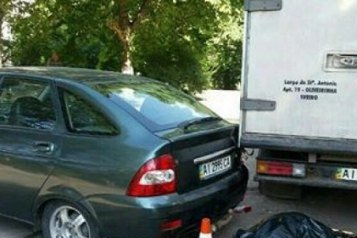 В Киеве водитель погиб, прижатый своим автомобилем к грузовику