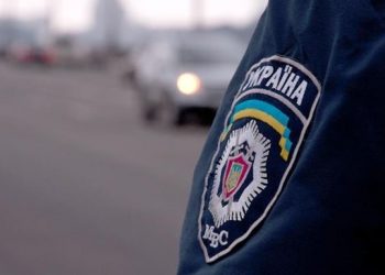 В Киеве полицейский побил дубинкой инвалида