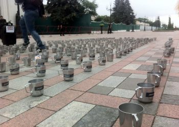 Под Раду принесли 450 тюремных кружек