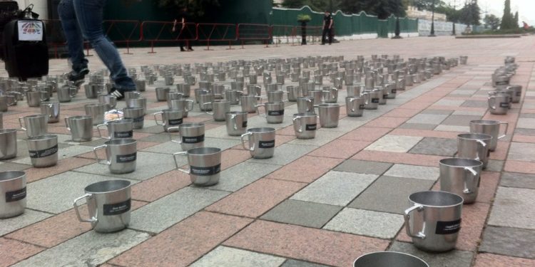 Под Раду принесли 450 тюремных кружек