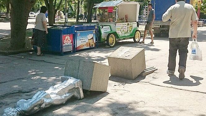 В Севастополе с постамента сбросили маленького Ленина