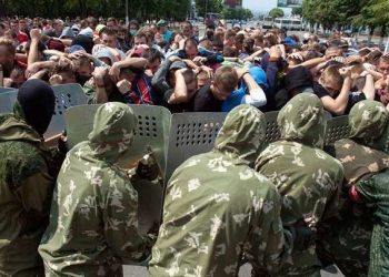 В «ЛНР» людей теснили щитами и поливали водометами