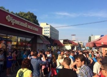 В Киеве вспыхнули столкновения во время сноса МАФов