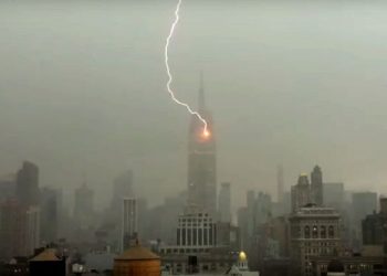 В Нью-Йорке молния ударила в небоскреб Empire State Building, - СМИ