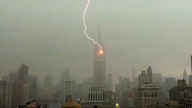 В Нью-Йорке молния ударила в небоскреб Empire State Building, - СМИ