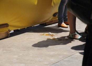 В Одессе неизвестные пытались забросать депутата Савченко яйцами