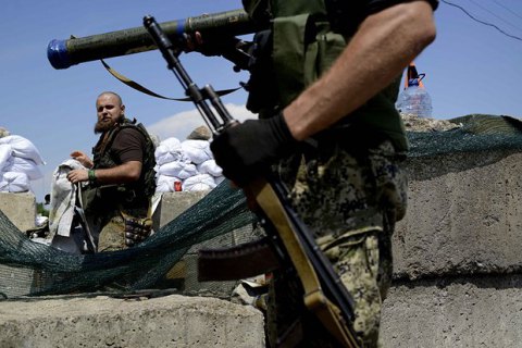 За сутки террористы 77 раз обстреляли позиции военных на Донбассе
