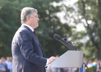 Украинцы выступают за единую автокефальную церковь, - Порошенко