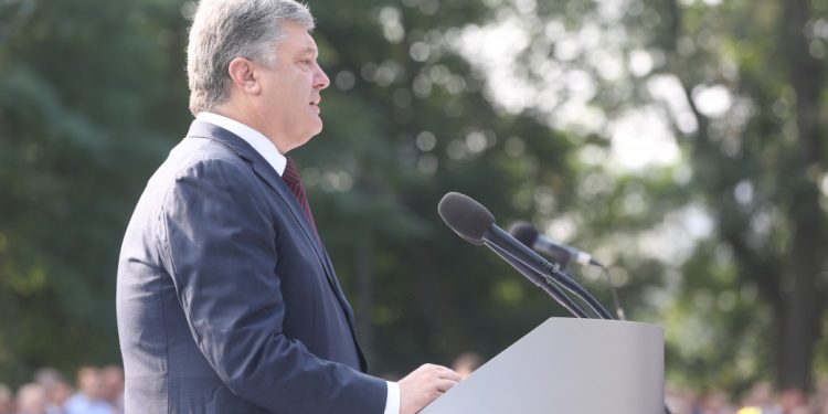 Украинцы выступают за единую автокефальную церковь, - Порошенко