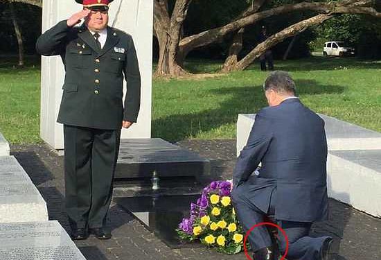 В сети смеются с порванного носка Порошенко