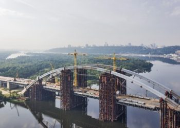 Два подростка упали с Подольского моста в Киеве