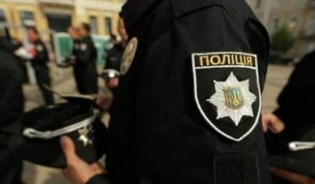 В Сумской области нетрезвый мужчина пытался зарубить косой оперативников
