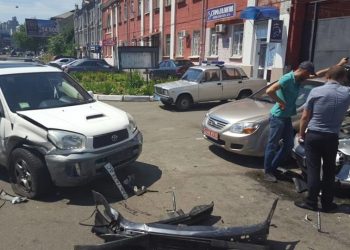 Пожилой мужчина на Toyota Rav 4 протаранил 9 припаркованных авто