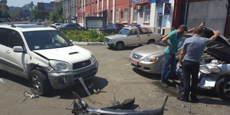 Пожилой мужчина на Toyota Rav 4 протаранил 9 припаркованных авто