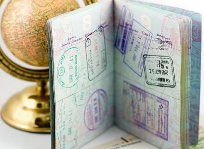СМИ: Европарламент проголосовал за ускорение отмены виз для украинцев