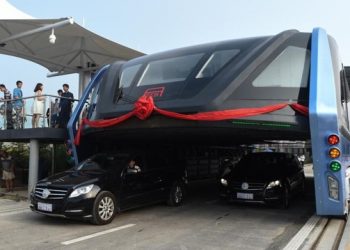 В Китае тестируют "портальный" автобус, - видео