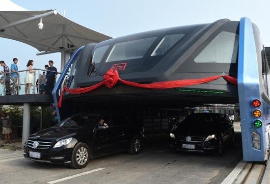 В Китае тестируют "портальный" автобус, - видео