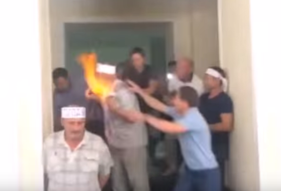 Шахтер пытался сжечь себя в здании Минэнерго Украины, - видео