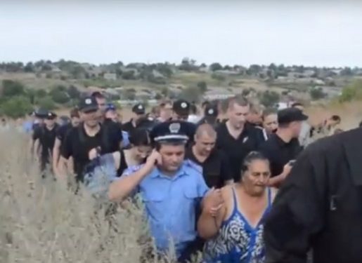 Полиция спасла цыганок от жителей Лощиновки, - видео