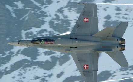 В Швейцарии во время полета исчез военный истребитель, - СМИ