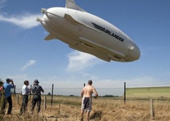 Самое большое воздушное судно совершило в Британии аварийную посадку