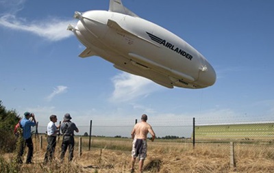Самое большое воздушное судно совершило в Британии аварийную посадку