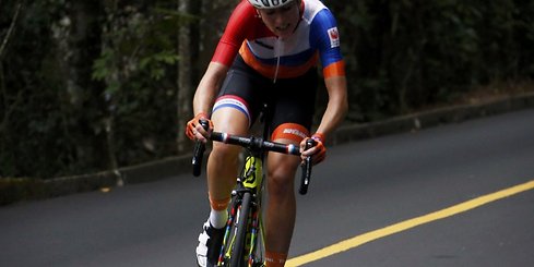 Падение велогонщицы, сломавшей позвоночник на Олимпиаде, попало на видео