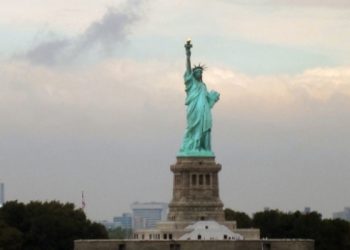 В статую Свободы в Нью-Йорке ударила молния