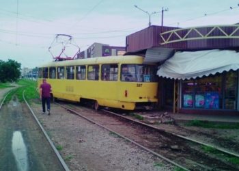 В Харькове трамвай сошел с рельсов и врезался в киоск