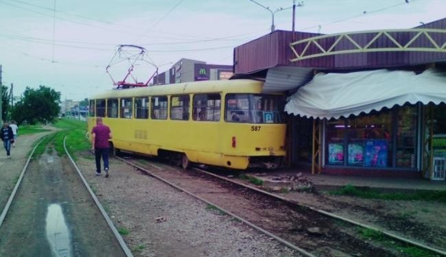 В Харькове трамвай сошел с рельсов и врезался в киоск