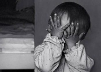 Женщина забила до смерти 2-летнюю дочь из-за пачки сухарей