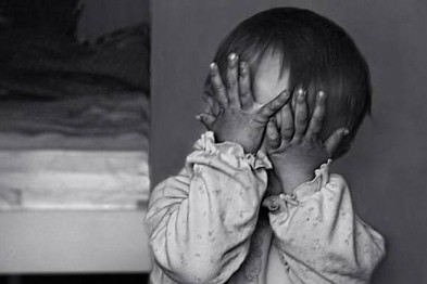 Женщина забила до смерти 2-летнюю дочь из-за пачки сухарей