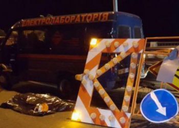 Авария в Киеве: Пьяный водитель грузовика сбил дорожного работника