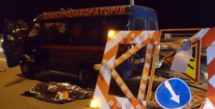 Авария в Киеве: Пьяный водитель грузовика сбил дорожного работника