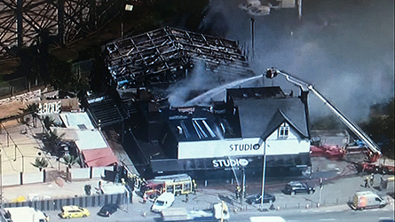 Пожар в Лондоне: Около 100 огнеборцов спасают клуб электронной музыки