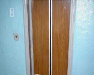 В Киеве оборвался лифт с людьми, - СМИ