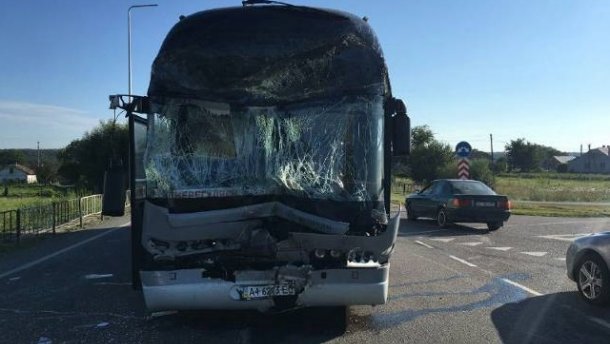 Экскурсионный автобус с детьми попал в аварию под Львовом