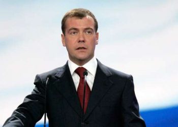 Медведев посоветовал российским учителям заняться бизнесом