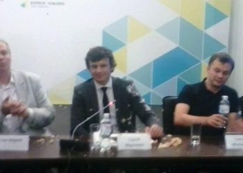 Студент швырнул тортом в лицо замминистра финансов Марченко