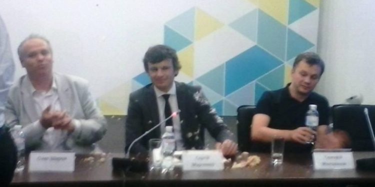 Студент швырнул тортом в лицо замминистра финансов Марченко