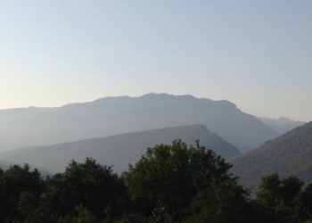 Спешившие на авиарейс туристы бросили в горах травмированного товарища