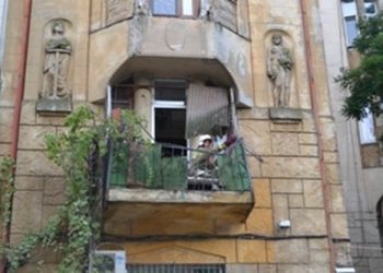 В центре Одессы обвалились балконы дома