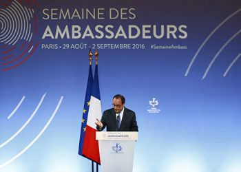 Олланд сожалеет о санкциях против РФ