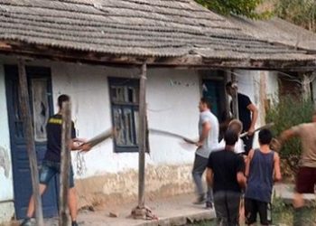 Ромы пожаловались министру внутренних дел Украины из-за погромов в Лощиновке