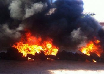 Возле дома Розенко под Киевом подожгли шины