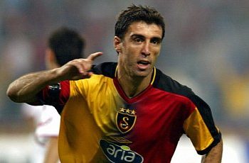 В Турции выдали ордер на арест футбольного форварда Хакана Шукюра